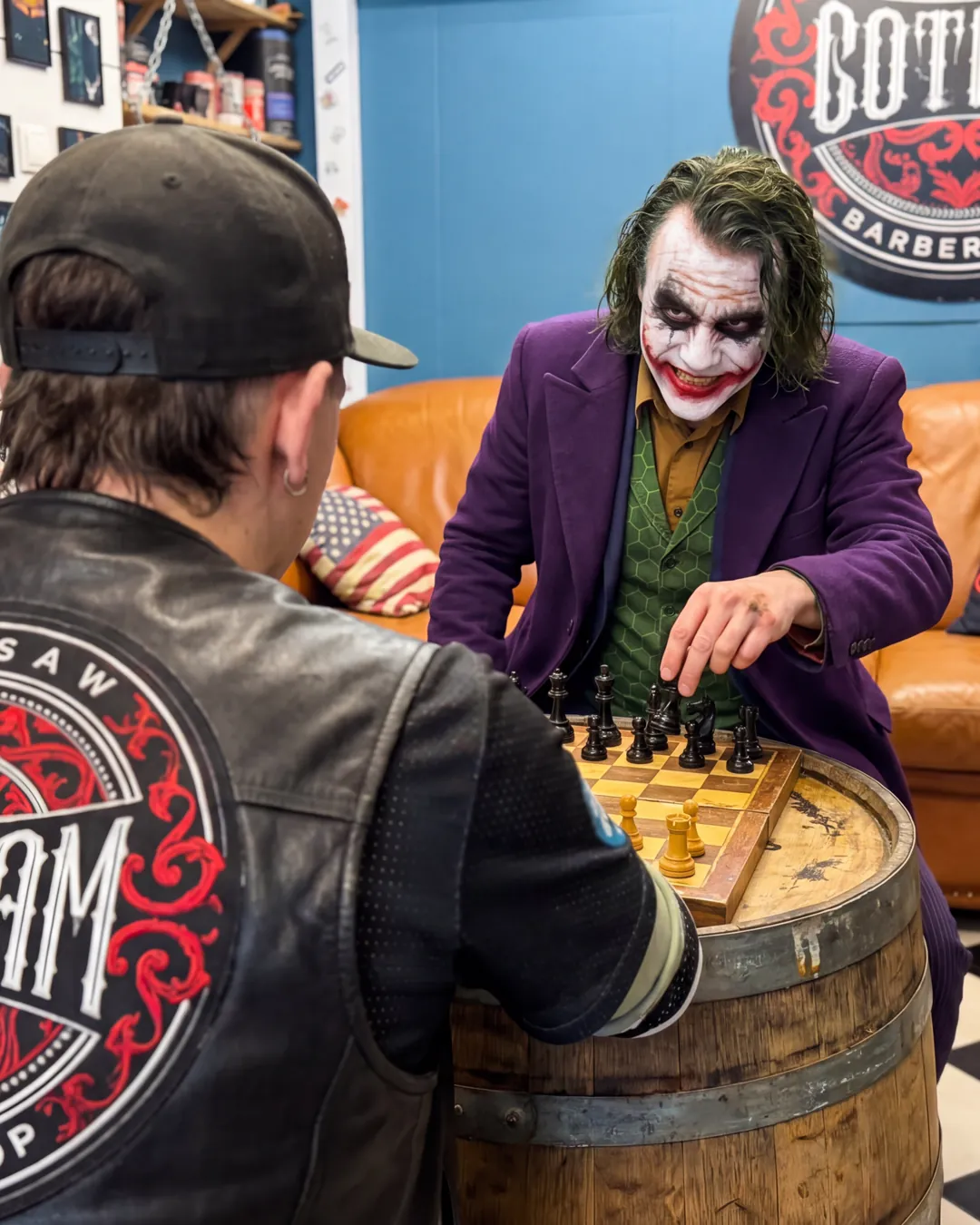 Joker przy szachach w lounge Gotham