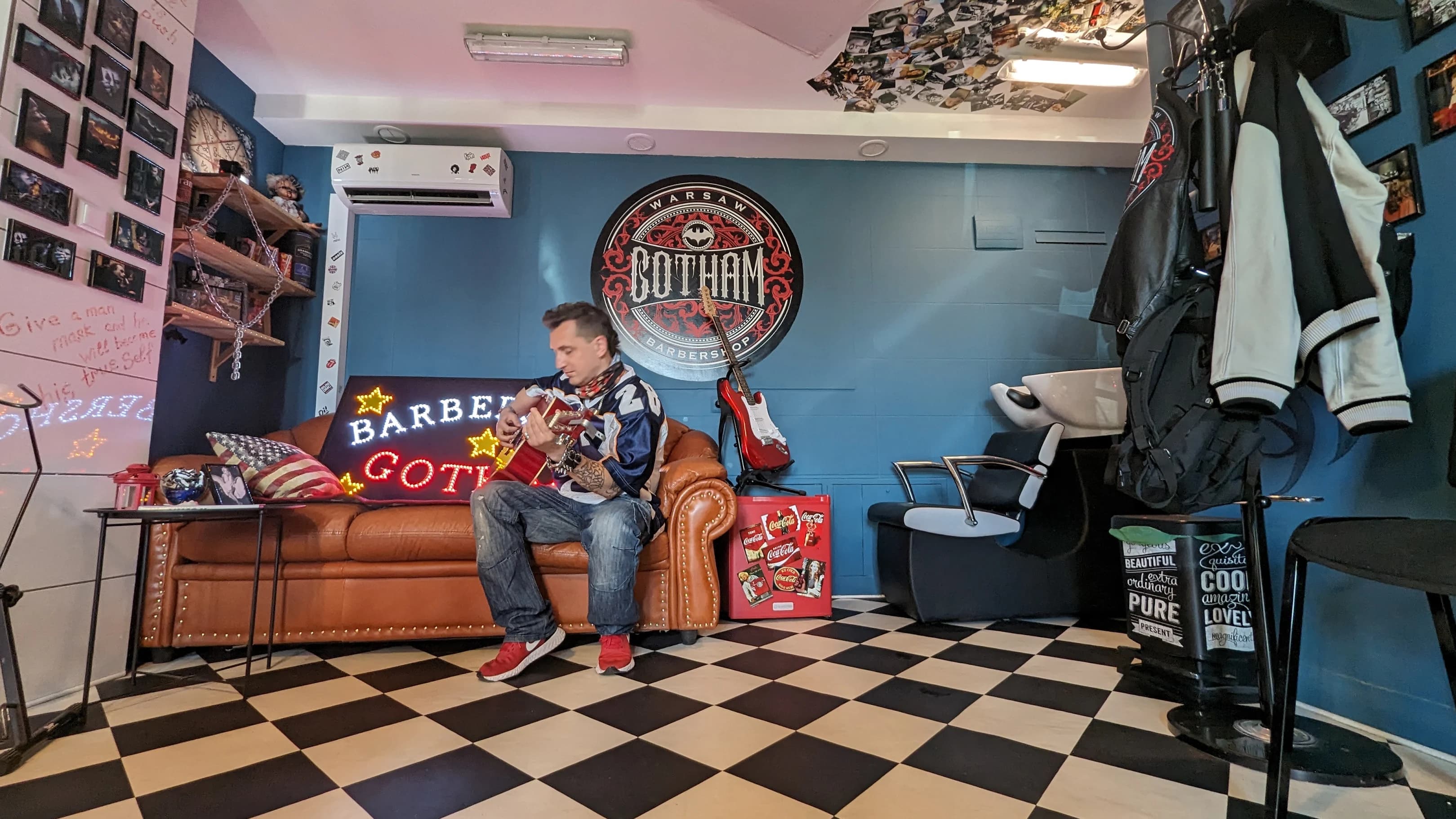 Lounge — gitara i Chesterfield